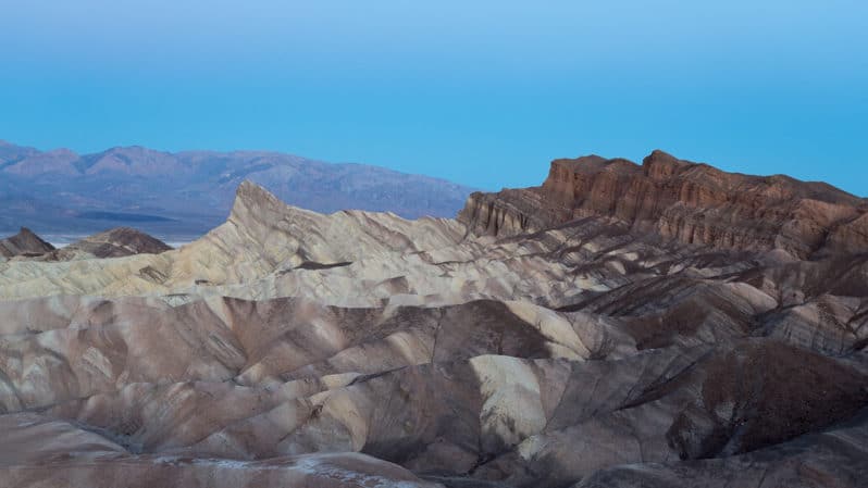 Nascer no sol sobre rochas no Death Valley National Park