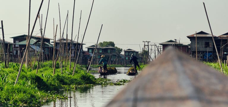 Flutuando pelo Lago Inle em Myanmar