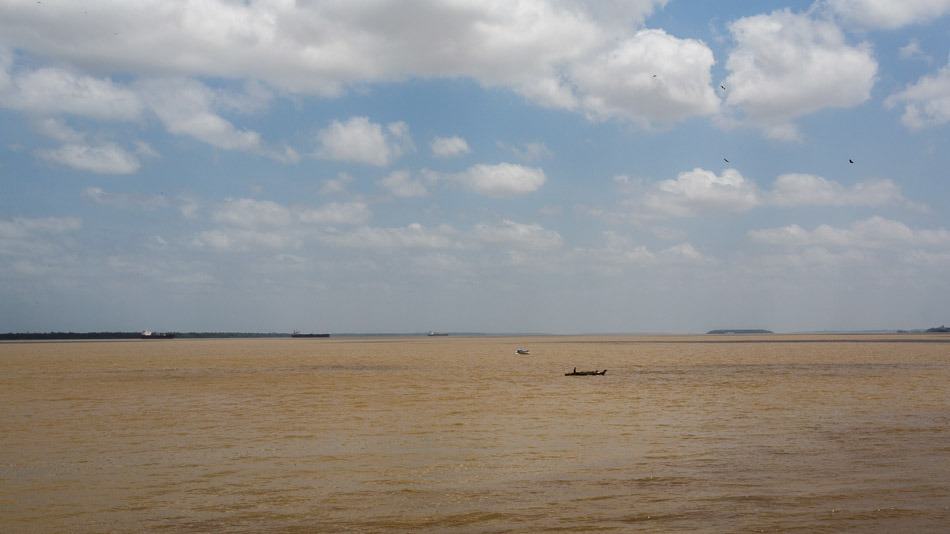 As águas peroladas da baía do Guajará