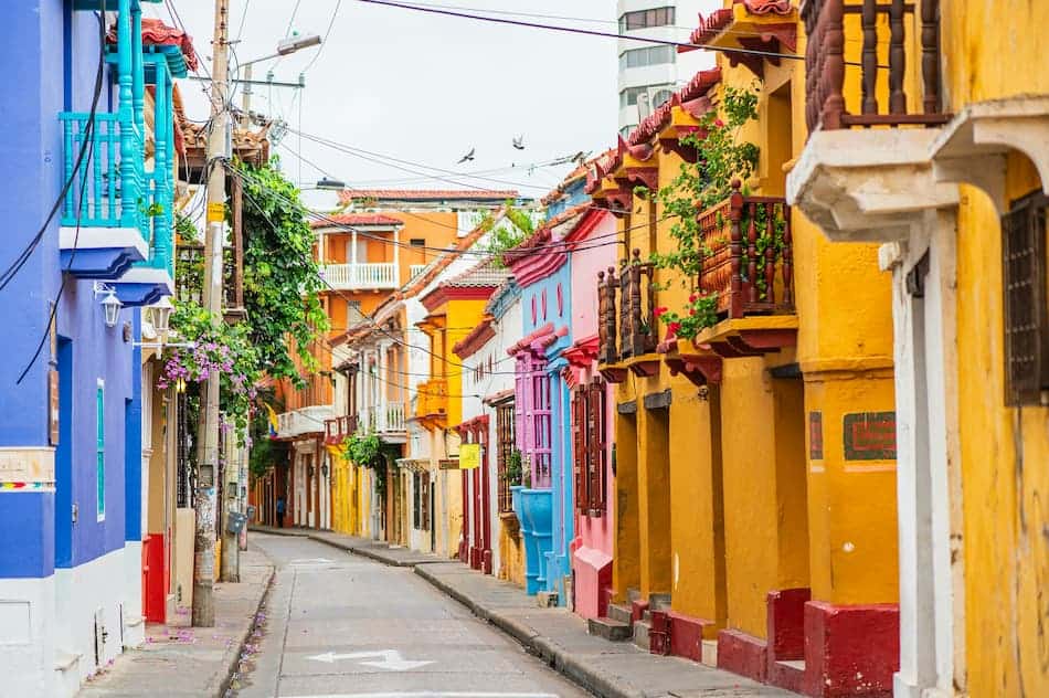 rua de Cartagena na Colômbia com casas coloridas
