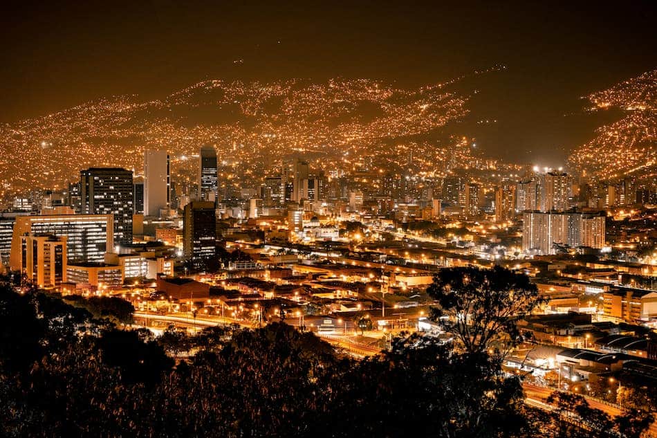 Vista panorâmica de Medellín à noite