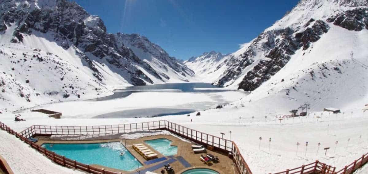 Piscina em meio às montanhas nevadas no centro de ski Portillo