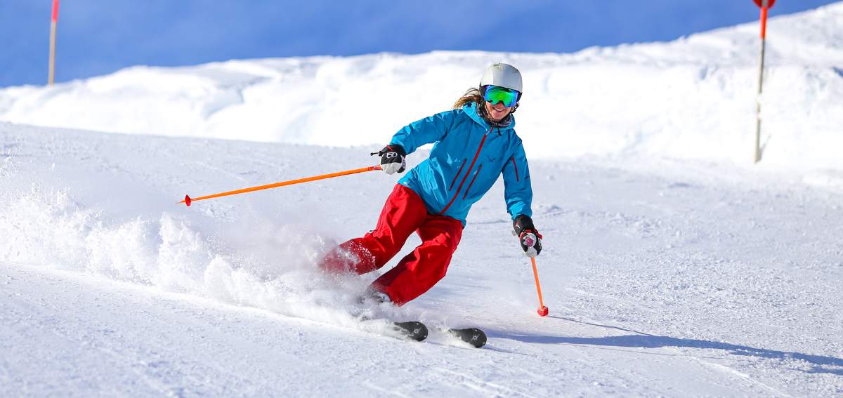 Homem esquia na neve em estação de ski no Chile