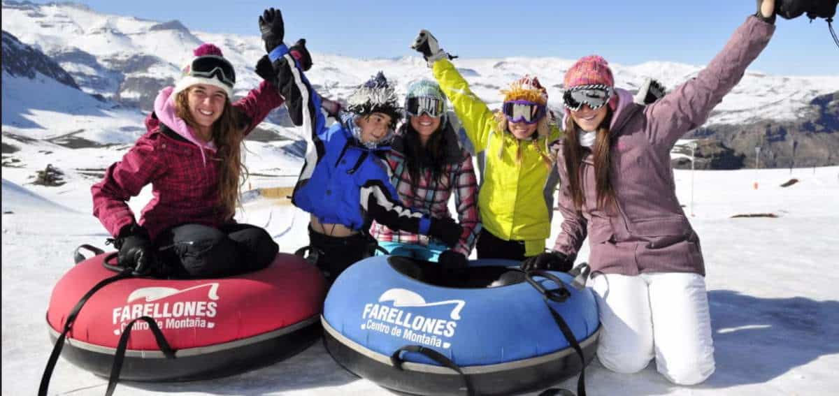 Mulheres brincam na neve no Parque Farellones, no Chile