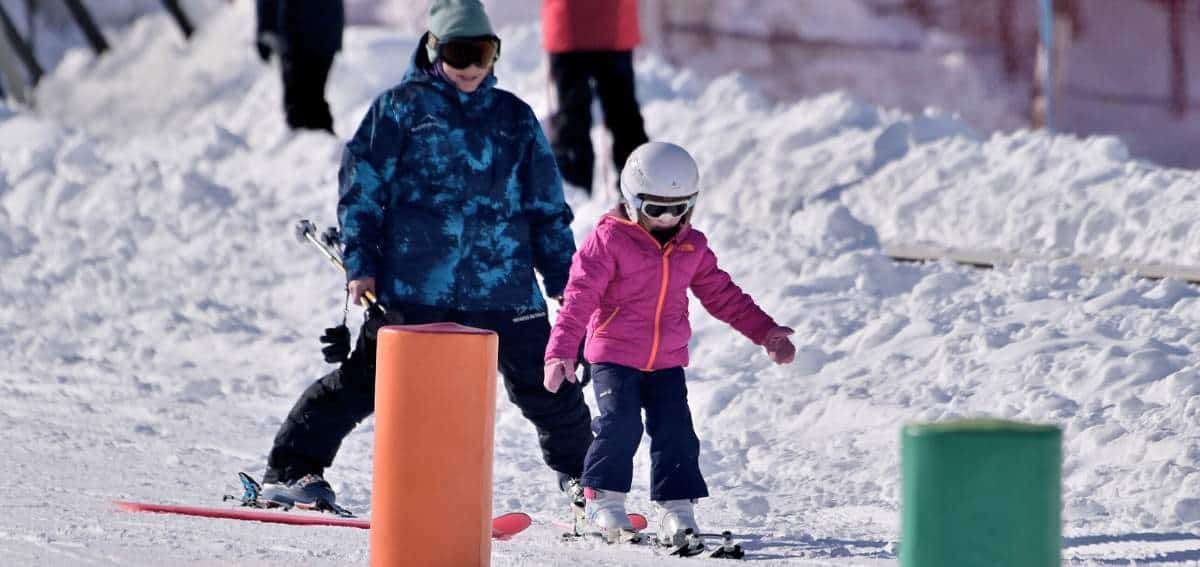 Crianças na escola de esqui em Nevados de Chillan