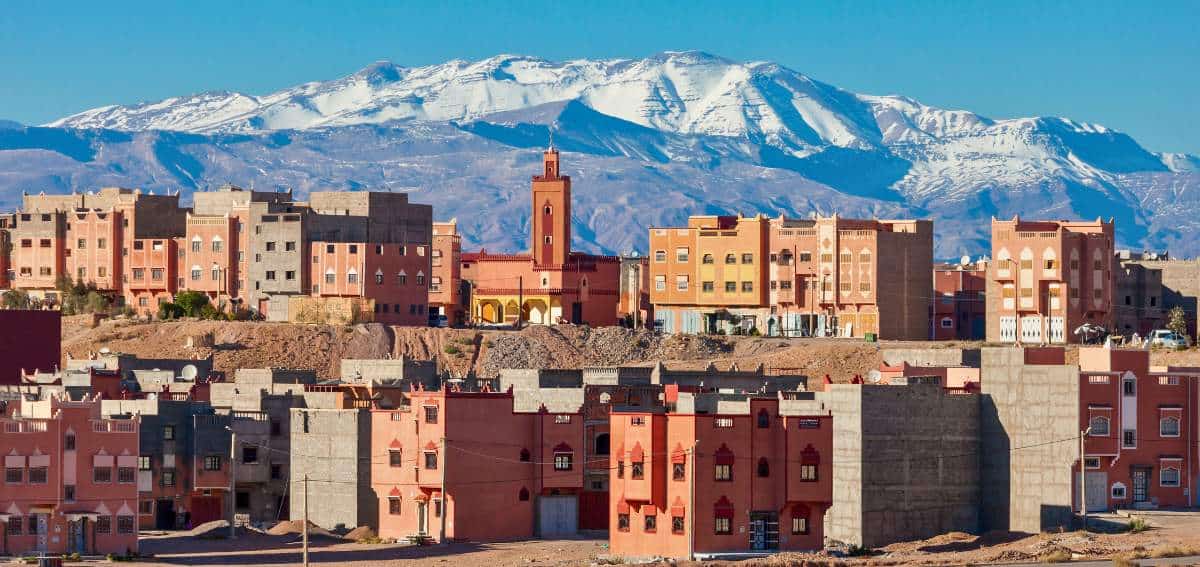 Oásis de Ouarzazate, no Marrocos, e as montanhas Rif ao fundo