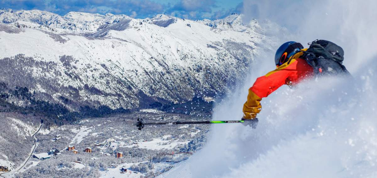 Esquiador na maior pista de esqui da América do Sul, em Nevados de Chillan 