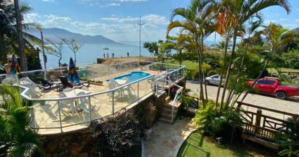 Vista da piscina com vista para o mar da Pousada Bonns Ventos, uma das pousadas em Ilhabela beira-mar.