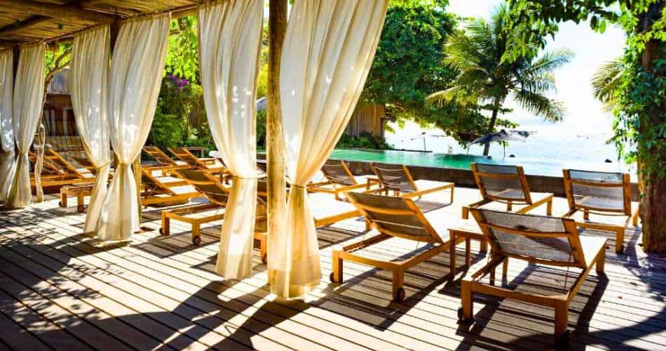 Espreguiçadeiras da piscina com vista para o mar do TW Guaimbê hotel em Ilhabela