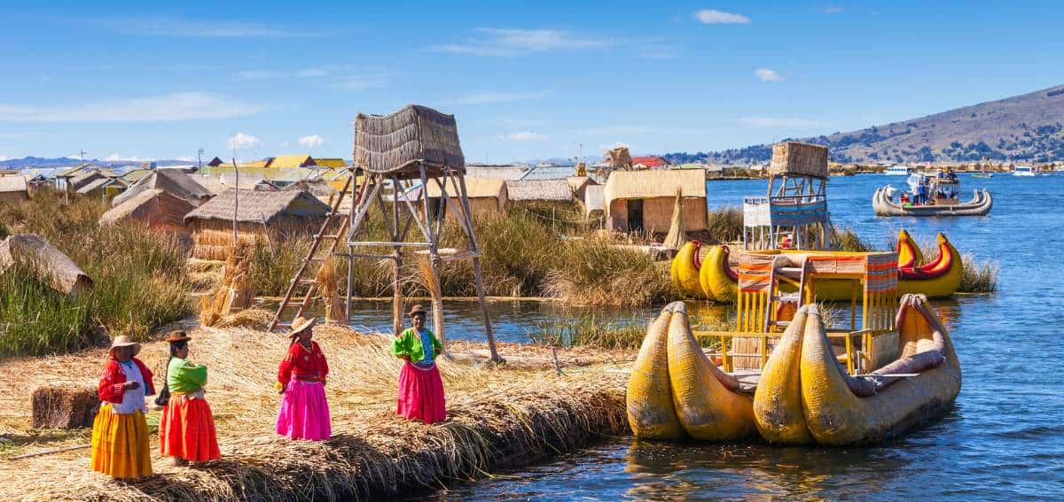 Vida nas ilhas flutuantes do Lago Titicaca, fronteira entre a Bolívia e o Peru