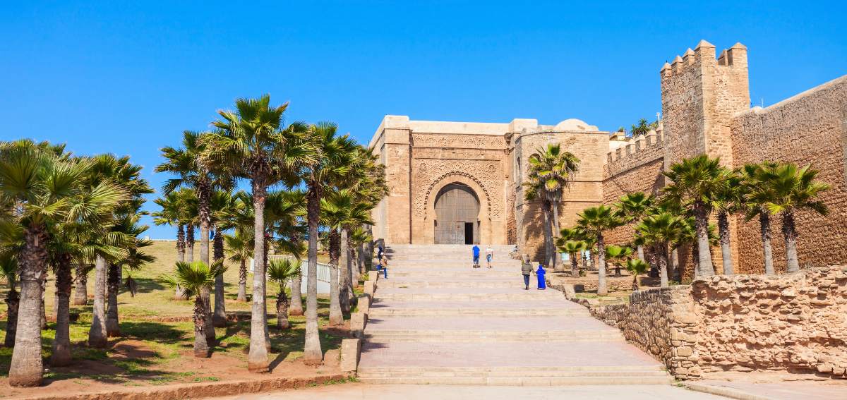 Antiga construção cercada por palmeiras em Rabat, capital do Marrocos