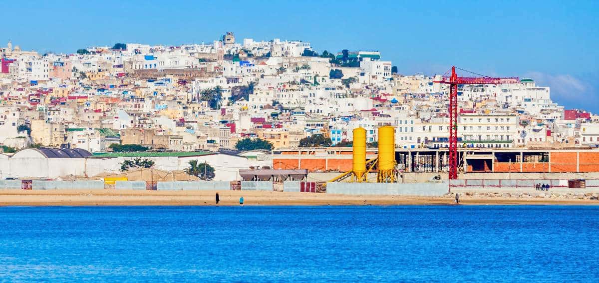 Cidade de Tanger ao fundo e o mar em primeiro plano