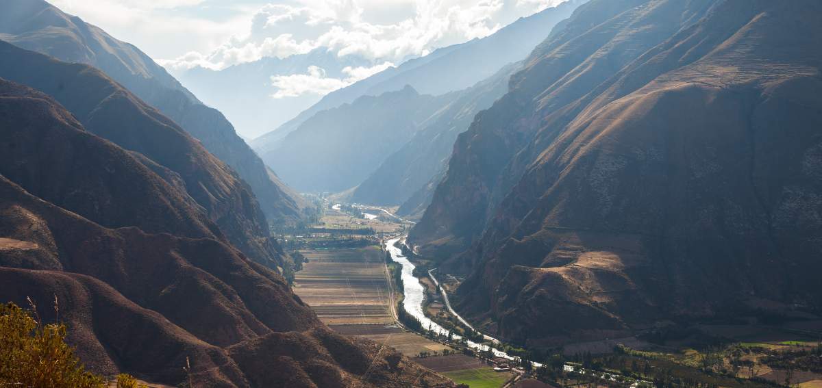 Vista aérea do Valle Sagrado, no Peru. Cercado pelas montanhas dos Andes peruanos