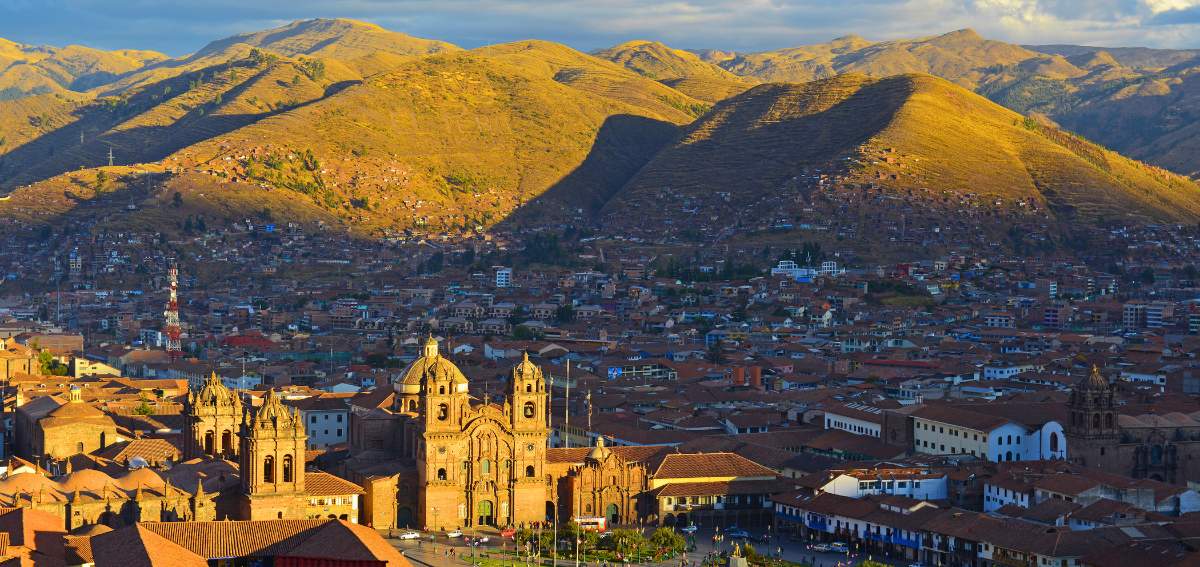 Vista aérea da cidade de Cusco, no Peru, com os Andes peruanos ao fundo