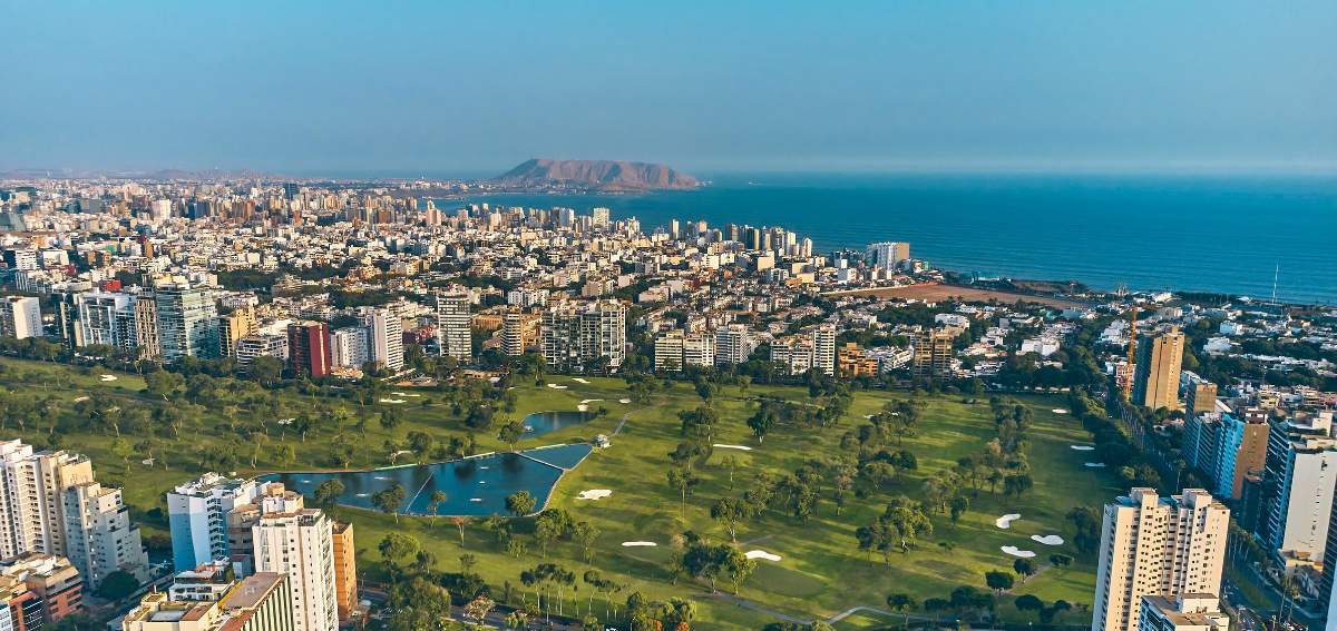 Vista aérea de Lima, capital do Peru, com o oceano Pacífico ao fundo