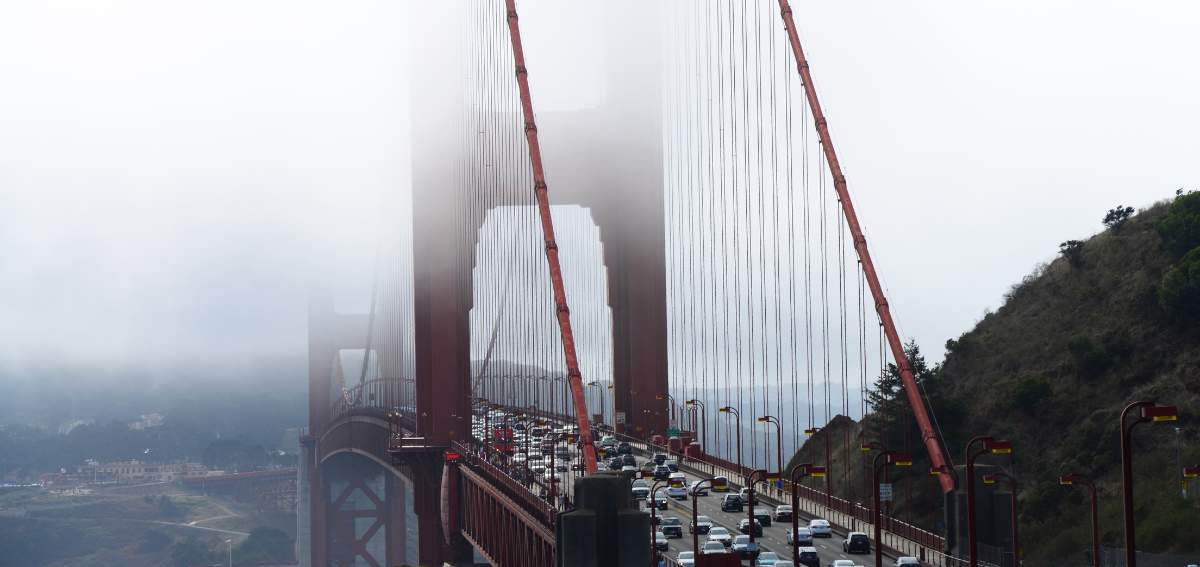 Névoa característica da baía de São Francisco sobre a Golden Gate Bridge